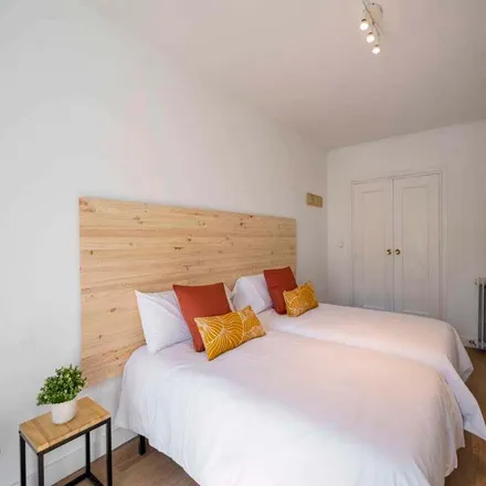 Rent this 16 bed room on Madrid in Artes Escénicas caraB, Calle del Conde de la Cimera