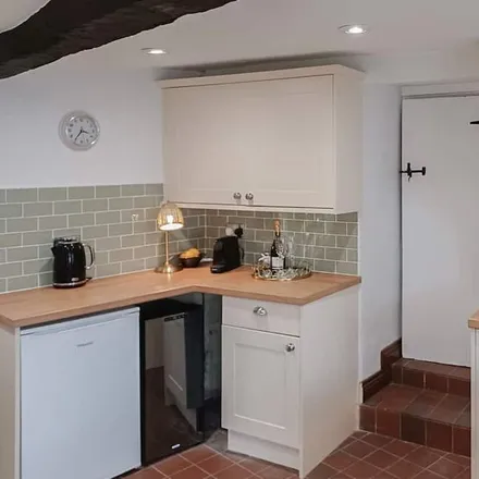 Rent this 3 bed townhouse on Kingsteignton in TQ12 3AS, United Kingdom