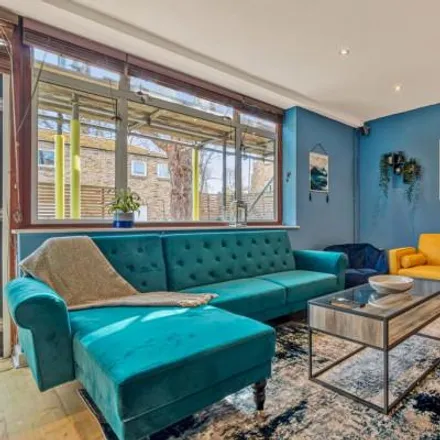 Rent this 3 bed apartment on unnamed road in London, SW4 6BJ