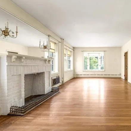 Image 5 - 100-05 69th Avenue, New York, NY 11375, USA - House for sale