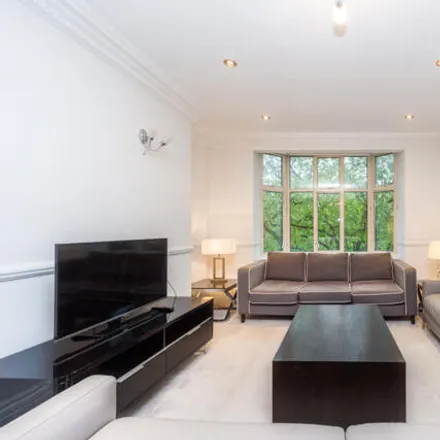 Rent this 5 bed room on The Platinum Medical Centre in 15-17 Lodge Road, London