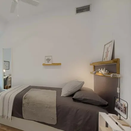 Rent this 5 bed room on Carrer de Balmes in 337, 08006 Barcelona