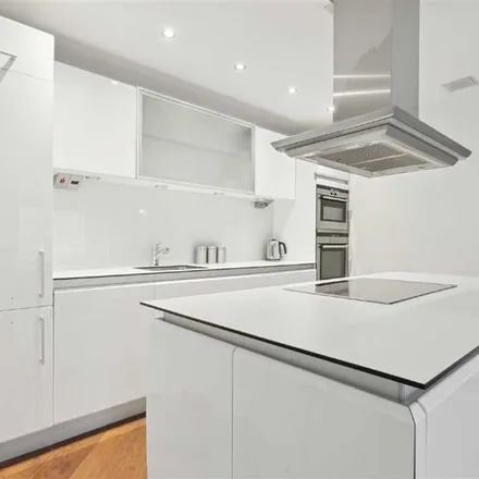 Rent this 2 bed apartment on Sussex Gardens in London, W2 3UD