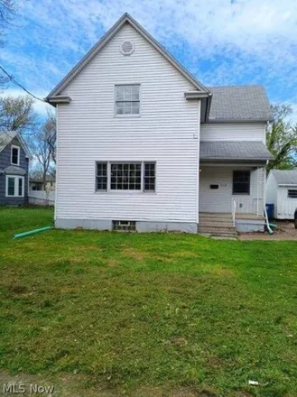 Buy this 3 bed house on Selenti's Pizza in West 8th Street, Lorain