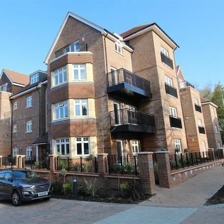 Rent this 3 bed apartment on Crescent Drive in Brentwood, CM15 8DN
