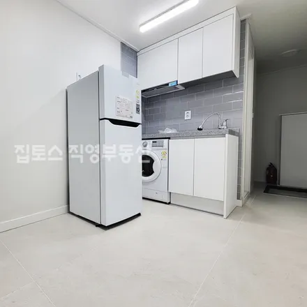 Rent this studio apartment on 서울특별시 동작구 사당동 319-31