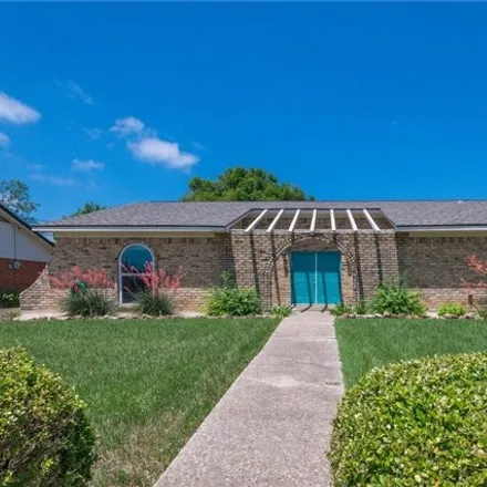 Buy this 3 bed house on 218 Crestwood Drive in Hewitt, McLennan County