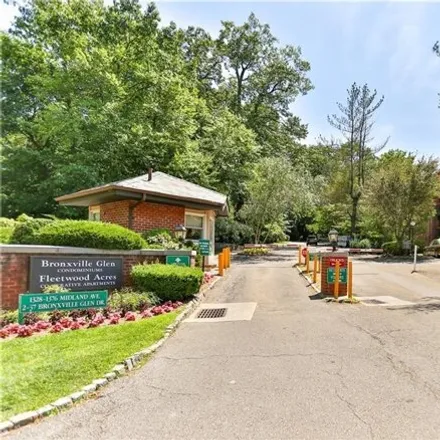 Rent this 2 bed condo on 14 Bronxville Lane in City of Yonkers, NY 10708