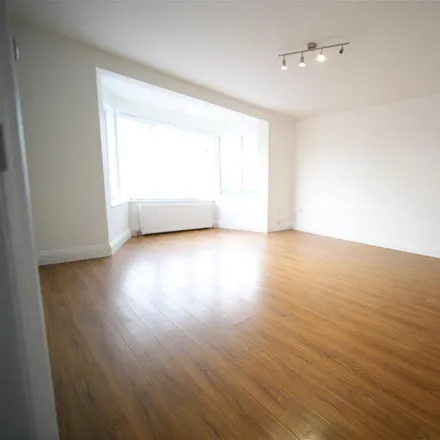 Image 2 - 27 Summers Lane, London, N12 0PE, United Kingdom - Apartment for rent