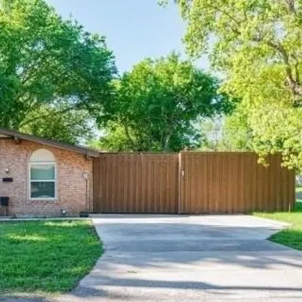 Buy this 3 bed house on 984 North Henry Street in Lancaster, TX 75146