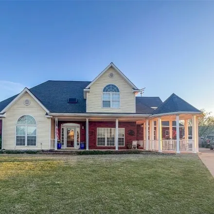 Buy this 5 bed house on 2001 Oak Circle in Piedmont, OK 73078