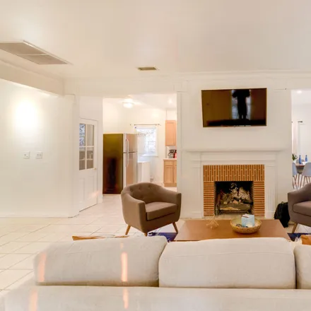 Image 4 - 209 South Canon Drive, Beverly Hills, CA 90212, USA - Townhouse for rent