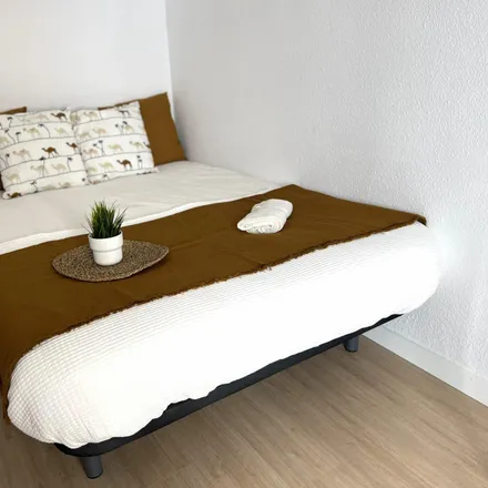 Rent this 6 bed room on Carrer de Carreres Puchalt in 4, 46020 Valencia