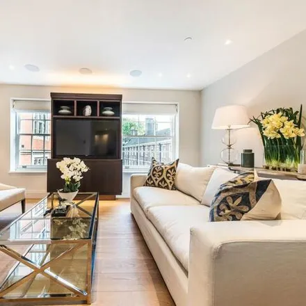 Rent this 2 bed room on 226 Strand in London, WC2R 1BA