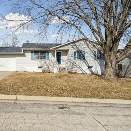 Buy this 5 bed house on 736 Country Club Drive in Maquoketa, IA 52060