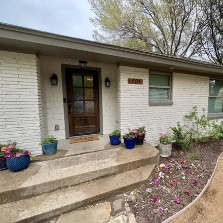 Image 2 - 735 North 42nd Street, Waco, TX 76710, USA - House for sale
