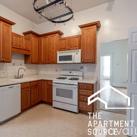 Rent this 3 bed apartment on 4410 N Greenview Ave