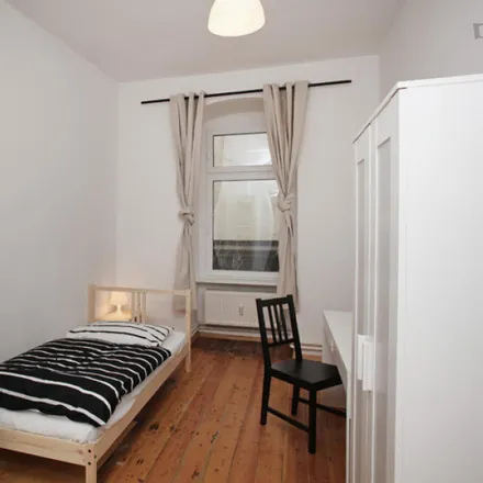 Rent this 4 bed room on Konrad Tönz in Falckensteinstraße, 10997 Berlin