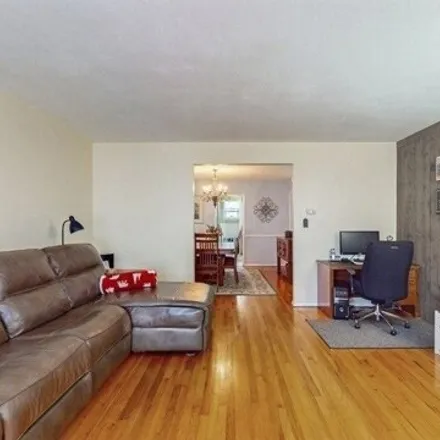 Image 2 - 69-25 67th Place, New York, NY 11385, USA - House for sale