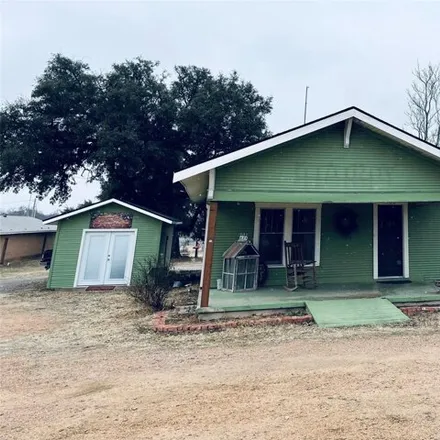 Buy this 3 bed house on 615 West Oak Avenue in Comanche, TX 76442