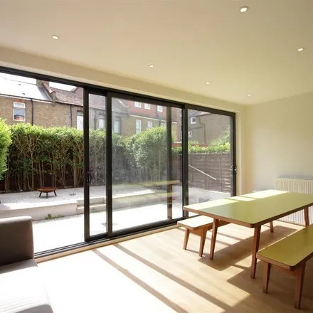 Rent this 5 bed townhouse on Baytree Road in London, SW2 5RP