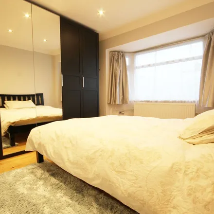 Image 7 - Southbourne Avenue, London, NW9 5BX, United Kingdom - Apartment for rent