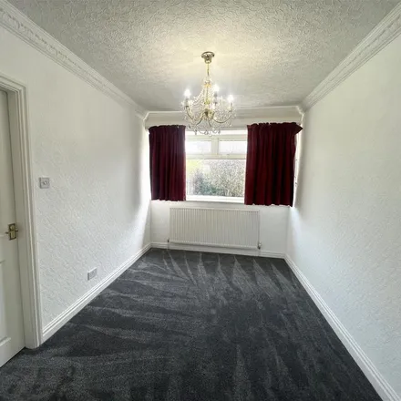 Image 5 - St Martins Close, Barnsley, S75 2JT, United Kingdom - House for rent