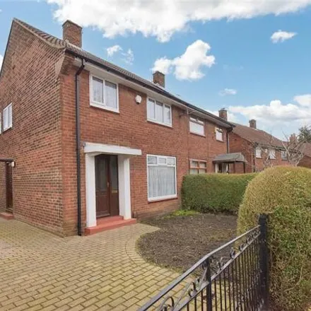 Buy this 3 bed duplex on Stonebridge Grove in Pudsey, LS12 5AP