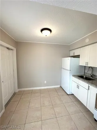 Image 3 - 2492 Stella Street, Fort Myers, FL 33901, USA - Condo for rent