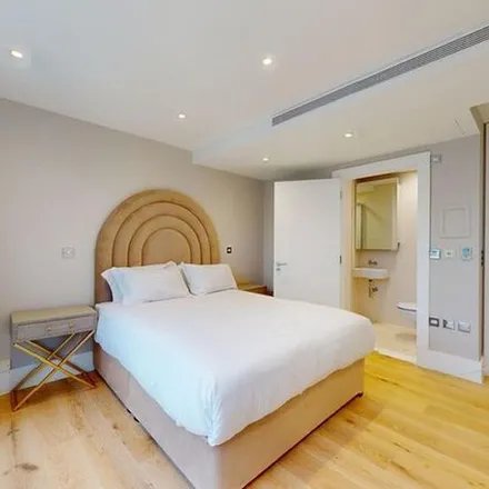 Rent this 3 bed apartment on Marathon House in 200 Marylebone Road, London