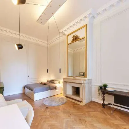 Rent this 8 bed apartment on Rue de Tenbosch - Tenbosstraat 71 in 1050 Ixelles - Elsene, Belgium