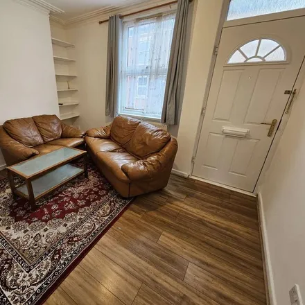 Rent this 2 bed townhouse on King's Avenue in Leeds, LS6 1QS