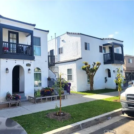 Buy this 12 bed house on 1421 Locust Avenue in Long Beach, CA 90813