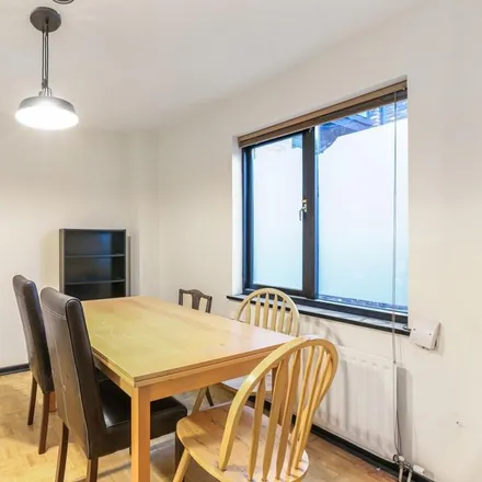 Image 6 - 12 Evesham Walk, Denmark Hill, London, SE5 8SJ, United Kingdom - House for rent