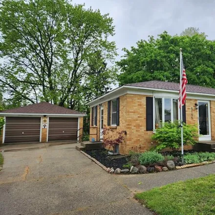Buy this 3 bed house on 5157 Mildred Avenue Southeast in Kentwood, MI 49508