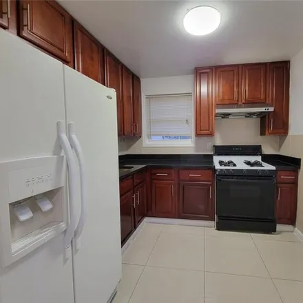 Image 3 - 67-66 223rd Place, New York, NY 11364, USA - Apartment for sale