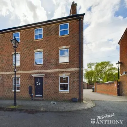 Buy this 3 bed townhouse on Queensgate in Fairford Leys, HP19 7WA