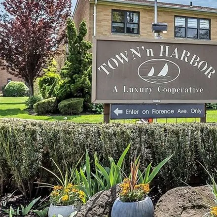 Buy this studio apartment on 37 Hampton Place in Village of Freeport, NY 11520