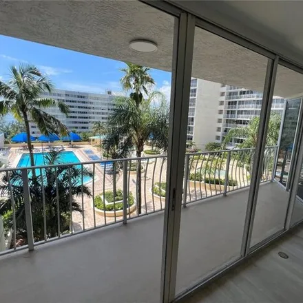 Image 7 - 7601 East Treasure Drive, North Bay Village, Miami-Dade County, FL 33141, USA - Condo for sale