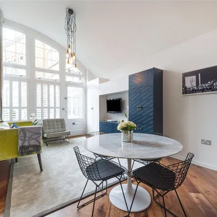 Rent this 3 bed apartment on High Park Road in London, TW9 3BF