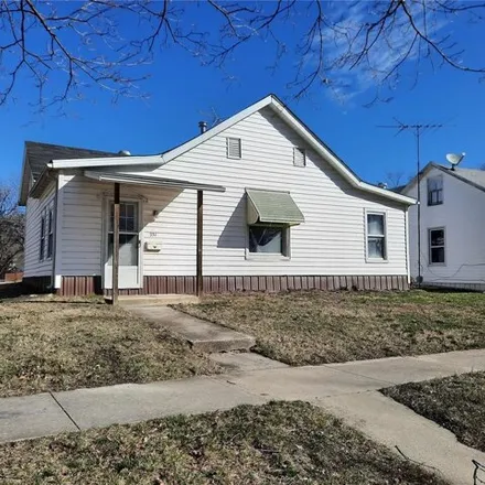 Buy this studio house on 229 Fairfax Street in Carlyle, IL 62231