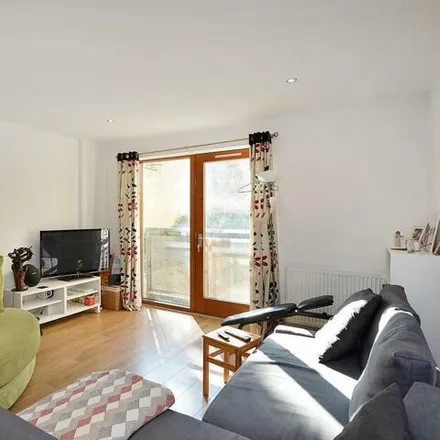 Image 4 - Pryce House, 51 Campbell Road, Bromley-by-Bow, London, E3 3GE, United Kingdom - Room for rent