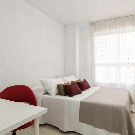 Rent this 6 bed room on Carrer de Sant Pau / Calle de San Pablo in 03012 Alicante, Spain