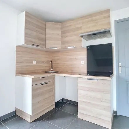 Rent this 3 bed apartment on 3 Rond-Point de la Victoire in 91150 Étampes, France