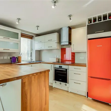 Image 3 - Lewis House, Cold Harbour, London, E14 9NL, United Kingdom - Room for rent