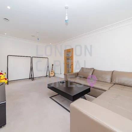 Rent this 4 bed townhouse on Ashridge Close in London, N3 3AP