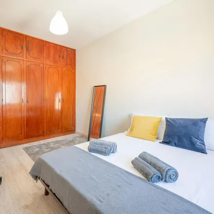 Rent this 6 bed room on Rua de Dona Estefânia 165 in 1000-158 Lisbon, Portugal