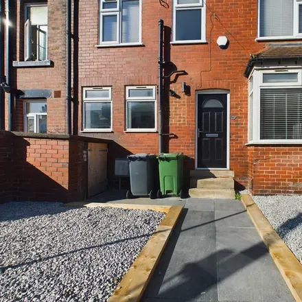 Rent this 2 bed townhouse on Bankfield Road in Leeds, LS4 2RD