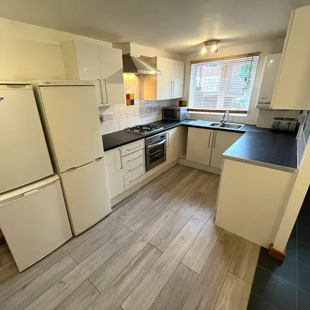 Rent this 6 bed townhouse on Forest Fields Welfare Association in Russell Road, Nottingham