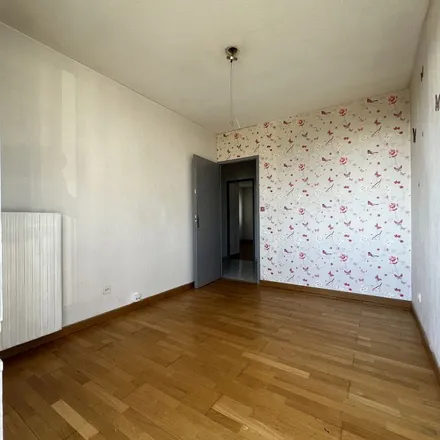 Rent this 5 bed apartment on Maison Celik in Rue Émile Zola, 69120 Vaulx-en-Velin